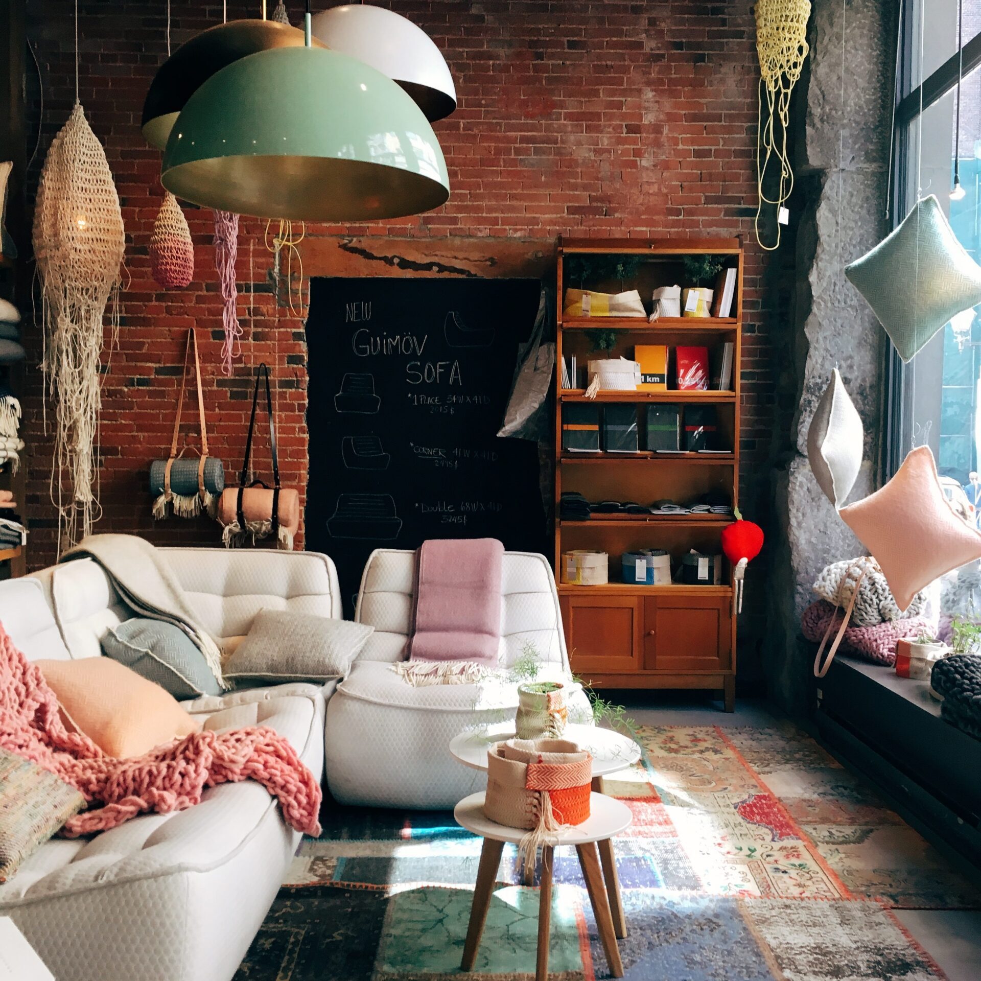 Brick-Wall-Room-Interior-FreeStockPhotos.io-3024×4032-1 La sélection des couleurs par AGM